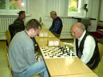 vorn: Nico Markus (Sangerhausen) vs. Emmanouil Rezhnikov (AEM), hinten: Martin Thunert (Sangerhausen) gegen Joachim Just (Zeitz)