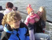 Dana, Töchterchen Helena, Stephie auf dem Bootstripp in Ventspils