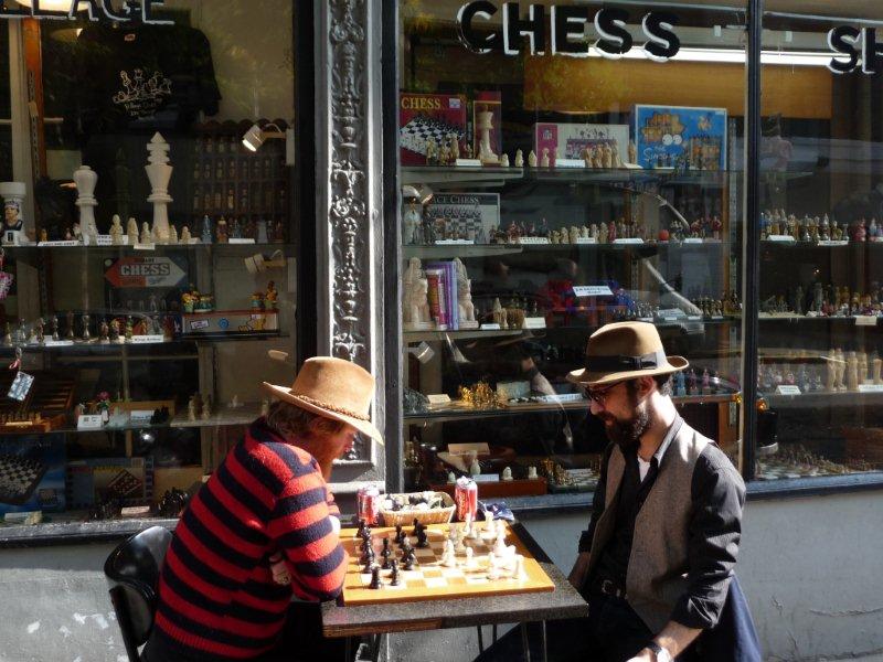 Zocken vorm Village Chess Shop