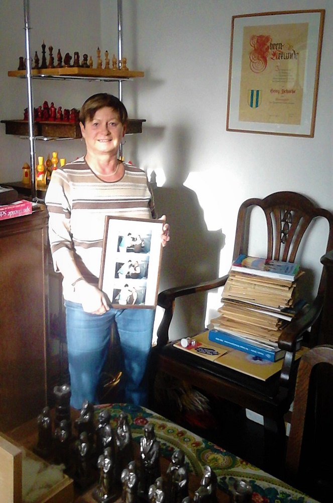 Ilona Nowotny, die Tochter des Zörbiger Urgesteins Heinz Zschoche, überreicht dem Schachmuseum den schachlichen Nachlass ihres Vaters