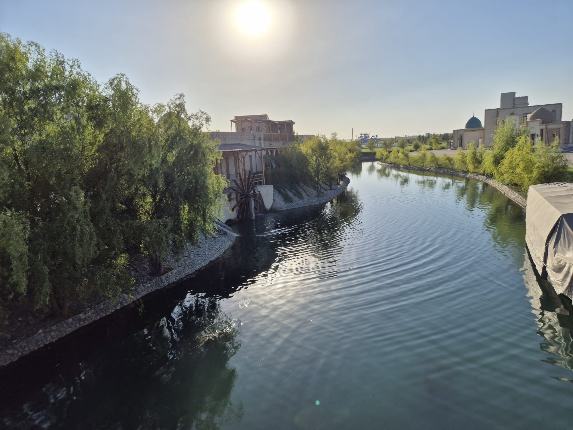 Der malerische Kanal in der ewigen Stadt Der malerische Kanal in der ewigen Stadt