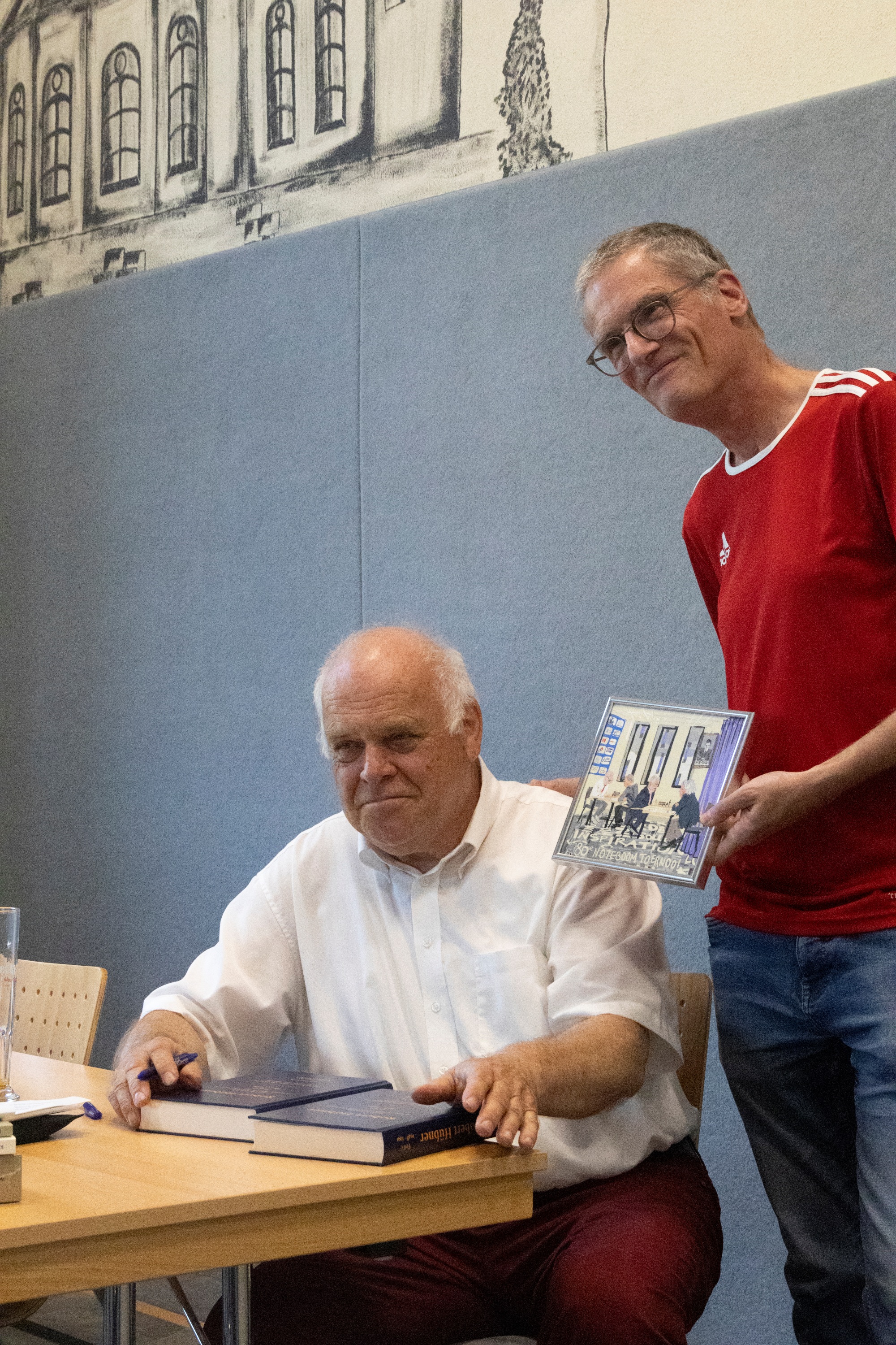 Adrian &uuml;berreicht Konrad ein Geschenk aus Leiden