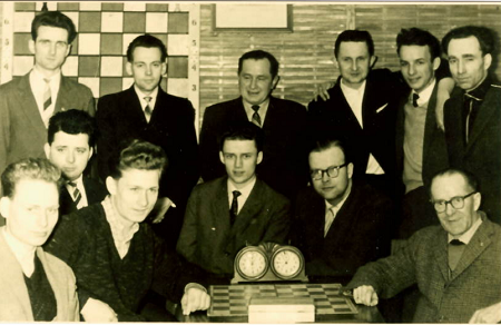 Lok Schwerin 1962: stehend: 3.v.r. Artur Hennings, 2.v.r. D. Schwertfeger (DDR-Fernschach-Jugendmeister), sitzend: 1.v.r. Walter Merten (langjähriger Vorsitzender der DDR-Fernschach-Kommission
